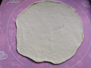 11、黑椒牛肉披萨,发酵好的面团揉至排气，用擀面杖擀成披萨盘大小
