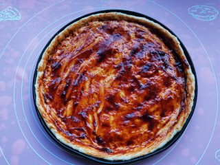 13、黑椒牛肉披萨,先刷一层番茄酱，再刷一层排骨酱