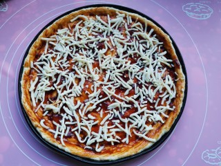 14、黑椒牛肉披萨,散上一层芝士碎