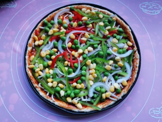 15、黑椒牛肉披萨,铺上洋葱丝，青红椒丝，青豆玉米粒