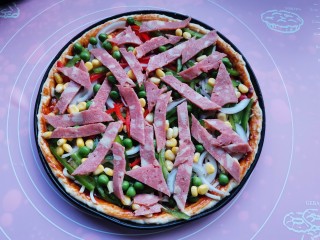 16、黑椒牛肉披萨,铺上培根