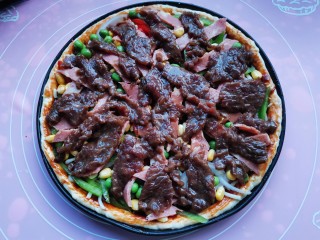 17、黑椒牛肉披萨,铺上黑椒牛肉