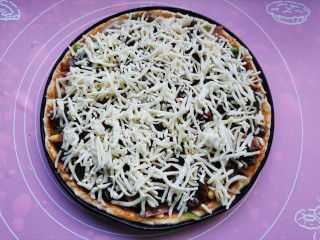 18、黑椒牛肉披萨,最后散上芝士碎