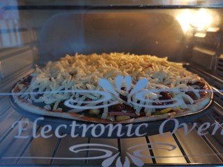 19、黑椒牛肉披萨,放入烤箱上下180度烤二十分钟