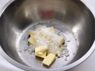 3、KT黄油蛋黄饼干,这个时候放入白糖。