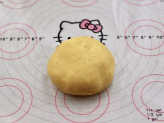 8、KT黄油蛋黄饼干,用手把面团揉匀，不用太用力，成团即可。