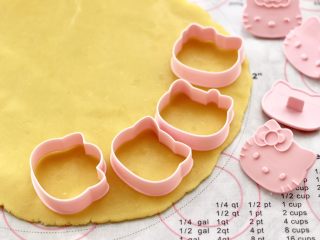 10、KT黄油蛋黄饼干,取出冷藏好的面片，准备好学厨的KT饼干模具。