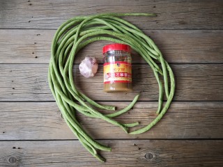 1、麻汁豆角,准备食材。