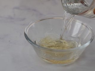 1、蓝莓酸奶慕斯,吉利丁片加冷水泡软