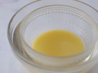 3、蓝莓酸奶慕斯,黄油隔热水融化成液态