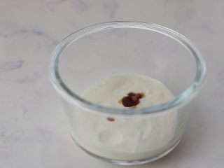 7、蓝莓酸奶慕斯,另取一个容器，倒入酸奶和香草精，搅拌均匀
