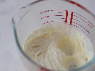 11、蓝莓酸奶慕斯,淡奶油打发至出现纹路