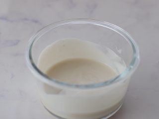 8、蓝莓酸奶慕斯,再加入砂糖，搅拌均匀