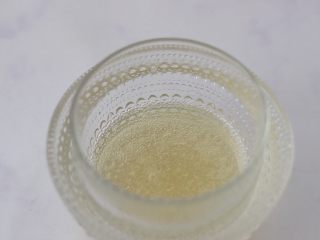 9、蓝莓酸奶慕斯,将泡软的吉利丁沥水，隔热水融化成液态