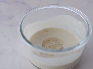 10、蓝莓酸奶慕斯,将吉利丁液加入步骤8中，搅拌均匀