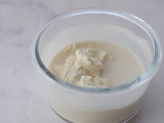 12、蓝莓酸奶慕斯,将打发的淡奶油倒入步骤10中，拌匀