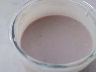 13、蓝莓酸奶慕斯,加入蓝莓酱拌匀