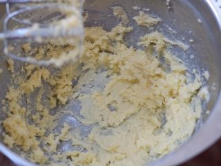 1、红丝绒曲奇,3.将软化好的黄油低速打散