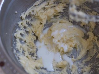 2、红丝绒曲奇,5.分三次加入牛奶，每加一次用打蛋器搅打均匀再加下一次，打至黄油体积膨胀1倍颜色变浅