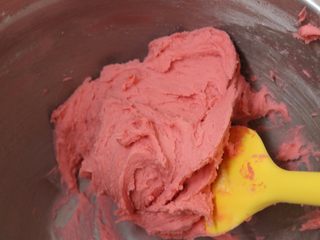 3、红丝绒曲奇,8.混合均匀至看不到面粉