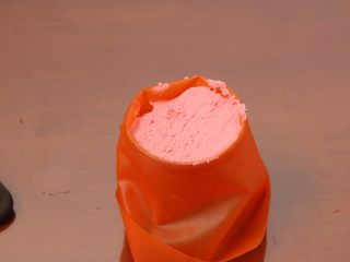 4、红丝绒曲奇,9.裱花嘴放入裱花袋中，将裱花袋套在杯子中装入面糊