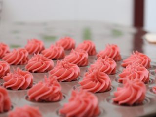 5、红丝绒曲奇,10.用刮刀将面糊推向裱花嘴的位置逆时针挤出曲奇花型