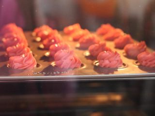 6、红丝绒曲奇,11.放入预热好的烤箱内170度15分钟左右