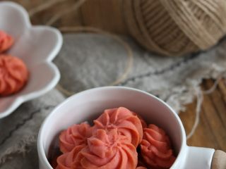 7、红丝绒曲奇,烤好后取出放凉