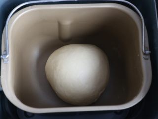 4、汉堡,将面团揉圆，放入面包桶内发酵。