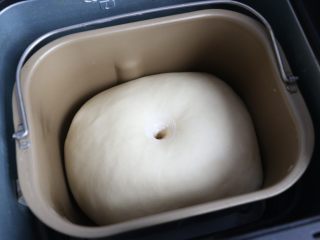 5、汉堡,当面团发酵至2倍大时，手指沾面粉，插入面团，面团不塌陷，不回缩即为发酵好了。