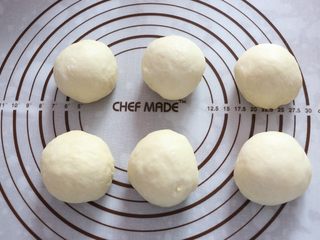 8、汉堡,将面团揉圆，盖保鲜膜松弛10分钟。