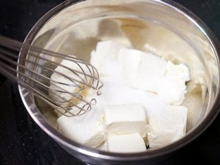 3、奥利奥芝士纸杯蛋糕,奶油奶酪加入细砂糖,隔热水加热,慢慢边加热边搅拌