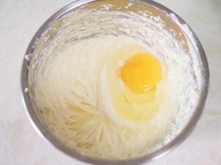 5、奥利奥芝士纸杯蛋糕,材料中的两个鸡蛋分次加入,先加入一个鸡蛋,用打蛋器搅打到鸡蛋和奶油奶酪完全混合