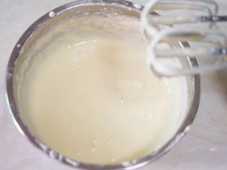 6、奥利奥芝士纸杯蛋糕,然后再加入第二个鸡蛋,并用打蛋器搅打至二者完全混合