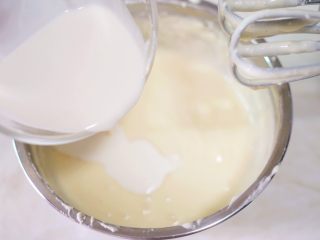 7、奥利奥芝士纸杯蛋糕,加入淡奶油