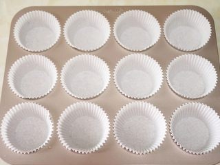 9、奥利奥芝士纸杯蛋糕,烤盘中垫好纸托