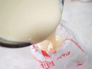 11、奥利奥芝士纸杯蛋糕,做好的奶酪芝士糊装入裱花袋中