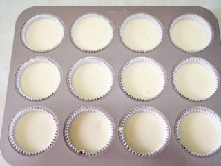 12、奥利奥芝士纸杯蛋糕,将芝士糊挤入烤盘中,9分满即可