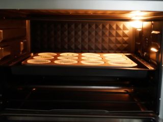 15、奥利奥芝士纸杯蛋糕,烤箱170度预热,将烤盘放入烤箱中层,水浴法,上下火170度烤20分钟即可