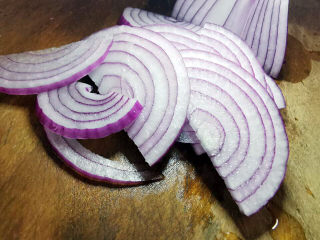 7、吐司培根披萨,洋葱切丝