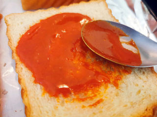 9、吐司培根披萨,吐司涂上韩式拌饭酱