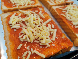 10、吐司培根披萨,放上奶酩