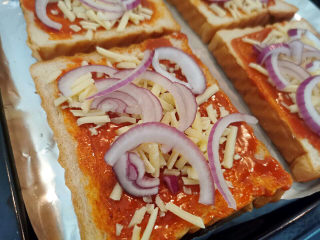 11、吐司培根披萨,放洋葱丝