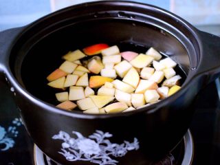 6、一碗汤+苹果百合酒酿蛋花羹,用中火慢慢烧开