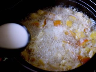 14、一碗汤+苹果百合酒酿蛋花羹,提前把木薯淀粉用少许清水和成糊状、慢慢倒入锅中勾芡