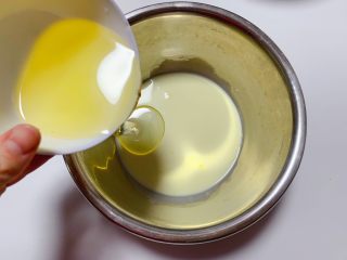 2、奶香饼干,将80g纯牛奶倒入70g玉米油中,没有牛奶的可以用奶粉冲调代替