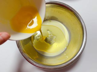 3、奶香饼干,再将30g鸡蛋液倒入搅拌均匀