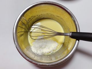 4、奶香饼干,倒入70g细砂糖搅拌均匀