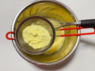 5、奶香饼干,然后过筛加入40g宝宝奶粉搅拌均匀