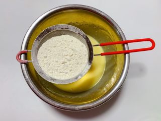 6、奶香饼干,再过筛加入295g低筋面粉